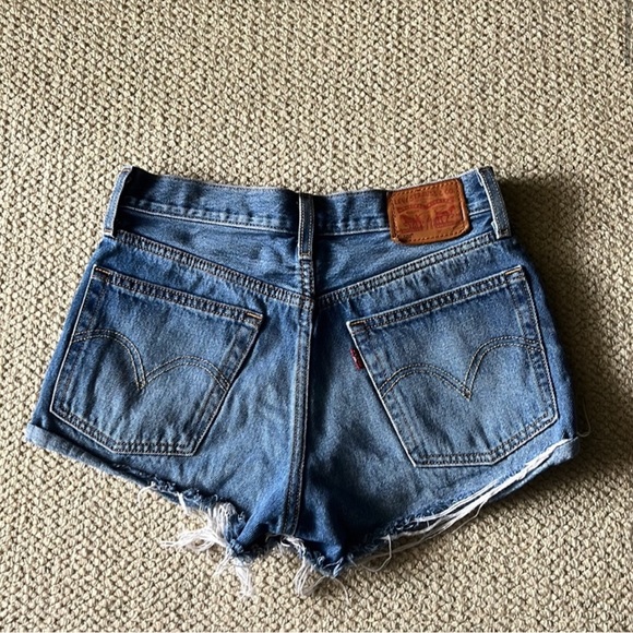 Levis Cutoff Shorts - Picture 6 of 6